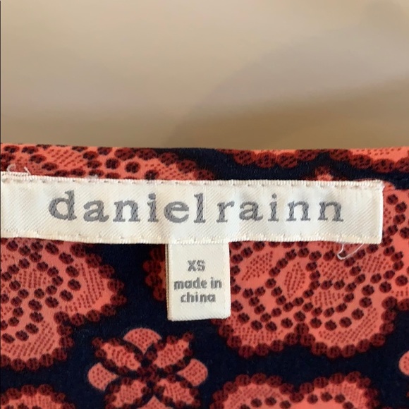 Sophisticated red V-neck top - Picture 3 of 4